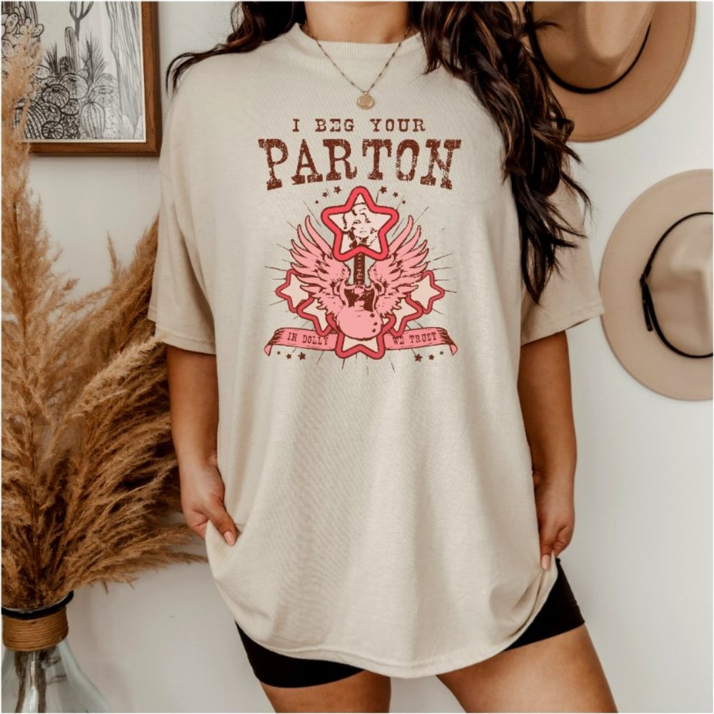 Dolly Parton I Beg Your Parton Graphic Tee In Dolly We Trust